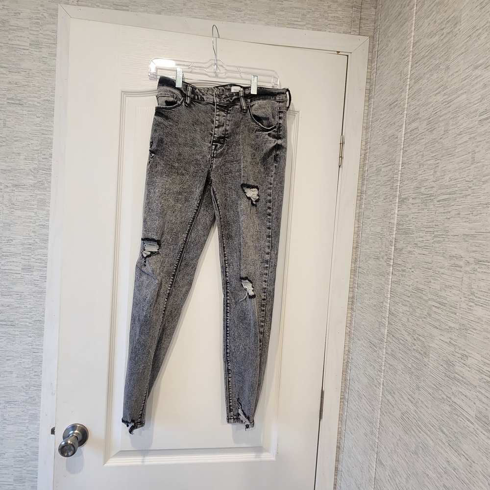 Women's Skinny Jeans in Distressed Gray Size 9 Euc
